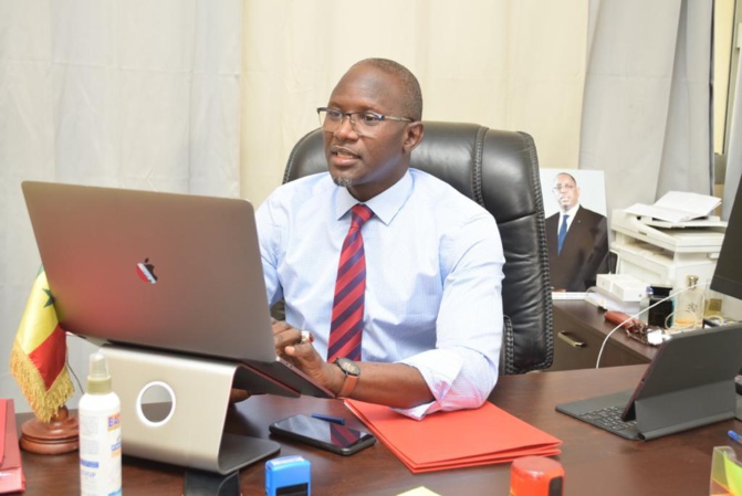 Magueye BOYE au bureau, Maire de la commune de Khombole